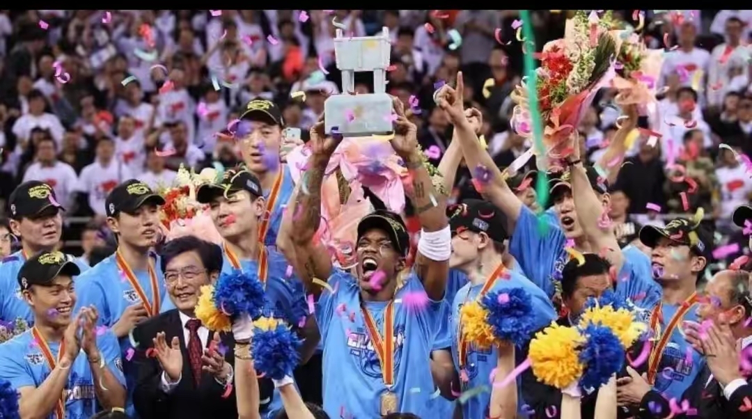 莱万多夫斯基迎来七赛季出色发挥，掘金观众热烈欢呼！